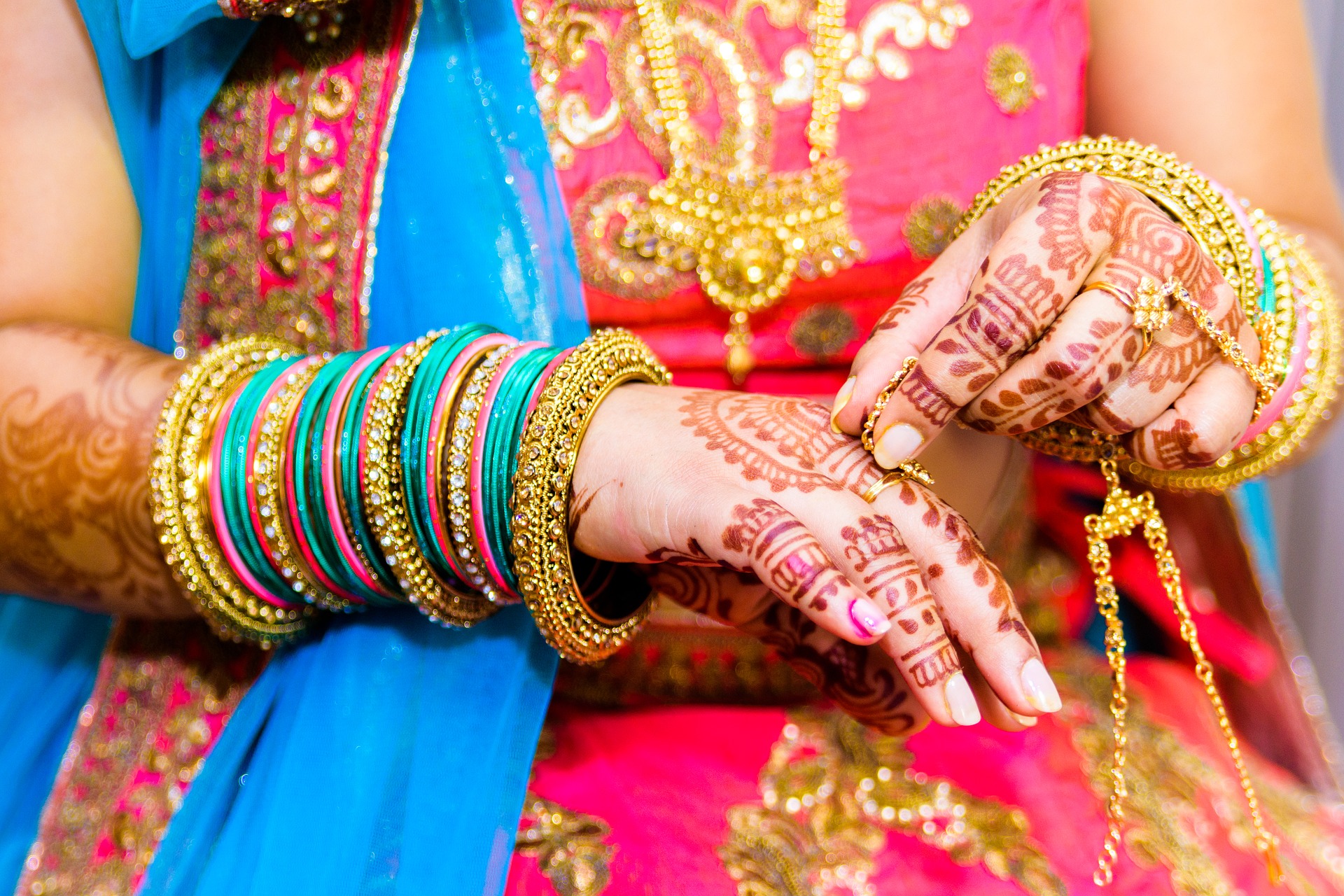 Индийские браслеты на руку