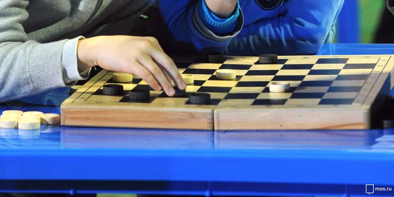 Воспитанники школы №717 одержали победу в межрайонном турнире по шашкам 